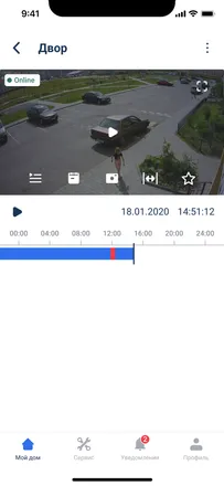 Экран приложения с трансляцией камеры во дворе и таймлайном архива